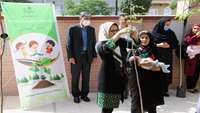 کاشت نهال به نام نوگلان باغ زندگی در مرکز خدمات جامع سلامت شهری شهید مطلبی