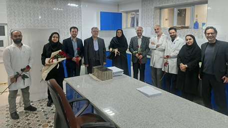  بازدید دکتر اشعاری رییس آزمایشگاه بیوشیمی وزارت بهداشت درمان و آموزش پزشکی از آزمایشگاههای بهداشت و درمان دانشگاه 
